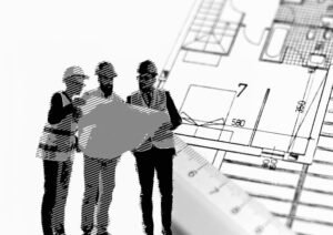 Un plan architectural posé sur une table avec des outils de dessin. Une équipe de chantier qui assure le suivi des réalisations.